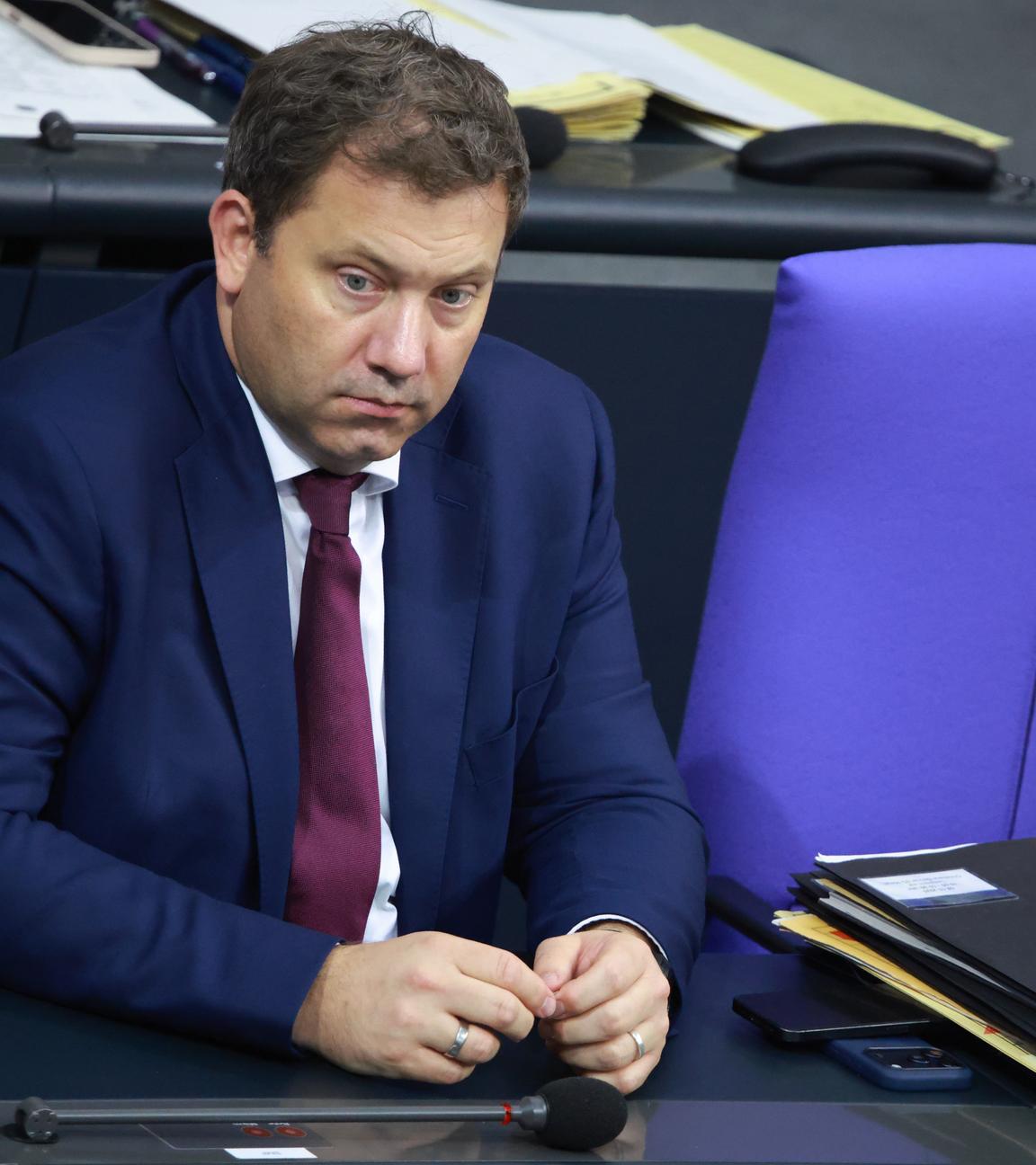 Lars Klingbeil sitzt im Bundestag, neben ihm ein leerer blauer Stuhl.