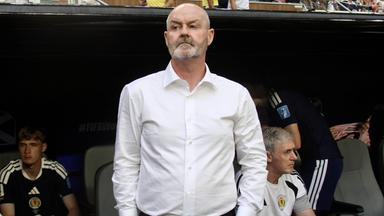 Der schottische Nationaltrainer Steve Clarke schaut beim WM-Spiel gegen Brasilien ernüchtert auf das Spielfeld