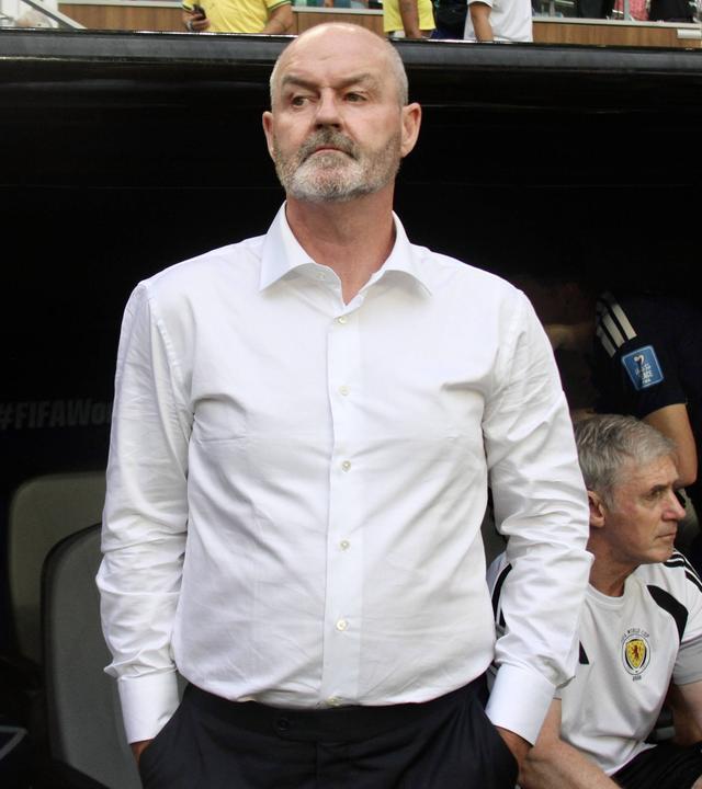 Der schottische Nationaltrainer Steve Clarke schaut beim WM-Spiel gegen Brasilien ernüchtert auf das Spielfeld