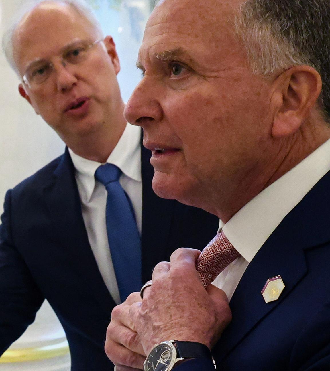 Kreml-Unterhändler Kirill Dmitrijew begrüßt in St. Petersburg den Sondergesandten des damaligen US-Präsidenten, Steve Witkoff, zu Gesprächen mit dem russischen Präsidenten. (Archiv)