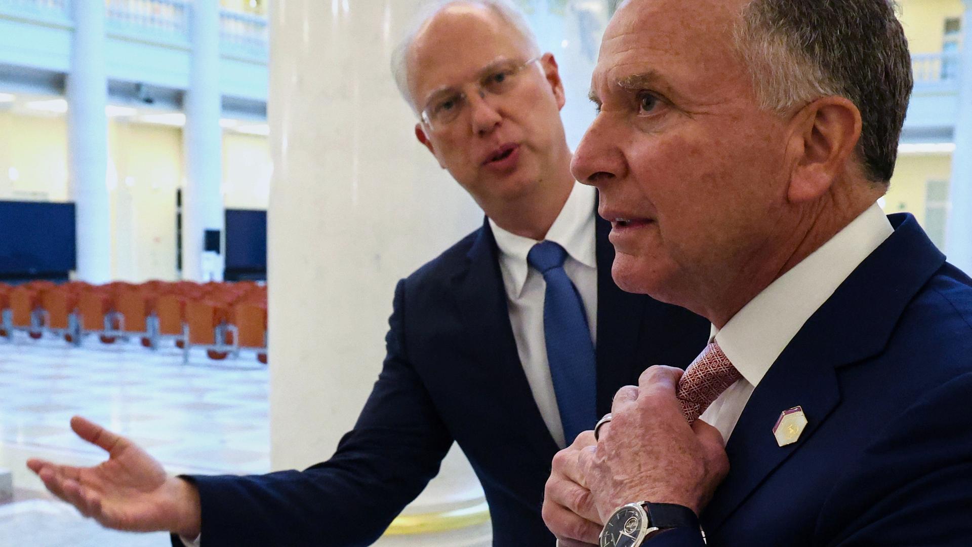 Kreml-Unterhändler Kirill Dmitrijew begrüßt in St. Petersburg den Sondergesandten des damaligen US-Präsidenten, Steve Witkoff, zu Gesprächen mit dem russischen Präsidenten. (Archiv)