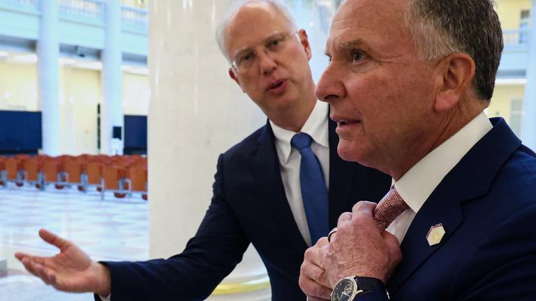 Kreml-Unterhändler Kirill Dmitrijew begrüßt in St. Petersburg den Sondergesandten des damaligen US-Präsidenten, Steve Witkoff, zu Gesprächen mit dem russischen Präsidenten. (Archiv)