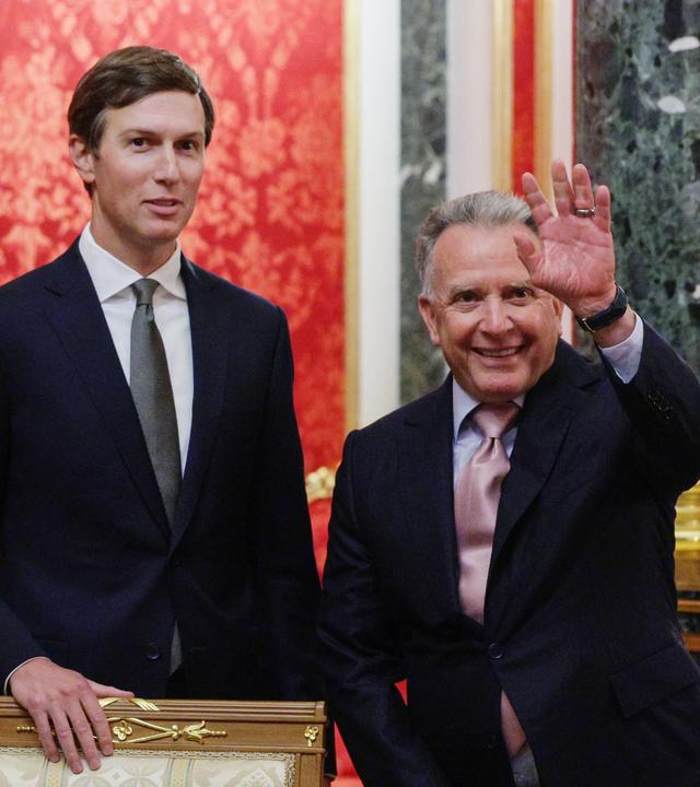 Die Gesandten des US-Präsidenten Trump, Steve Witkoff (r) und Jared Kushner sind vor Beginn der Gespräche im Senatspalast des Kremls in Moskau zu sehen.