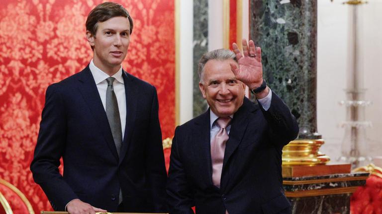 Die Gesandten des US-Präsidenten Trump, Steve Witkoff (r) und Jared Kushner sind vor Beginn der Gespräche im Senatspalast des Kremls in Moskau zu sehen.