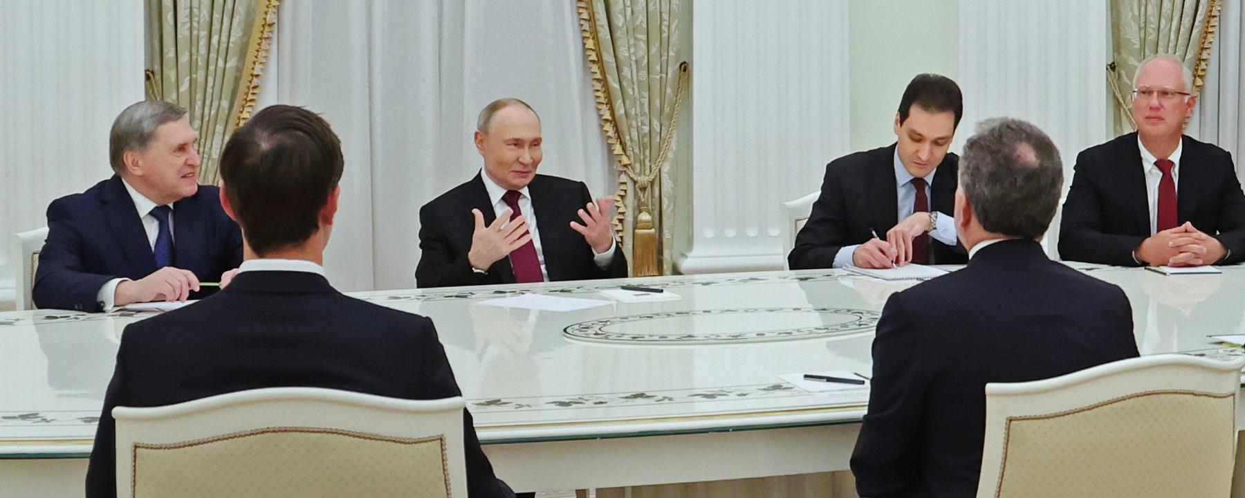 V.l.:Steve Witkoff, Jared Kushner und Wladimir Putin, aufgenommen am 06.08.2025 in Moskau