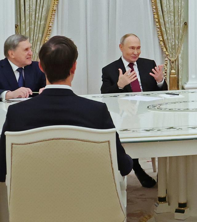 V.l.:Steve Witkoff, Jared Kushner und Wladimir Putin, aufgenommen am 06.08.2025 in Moskau