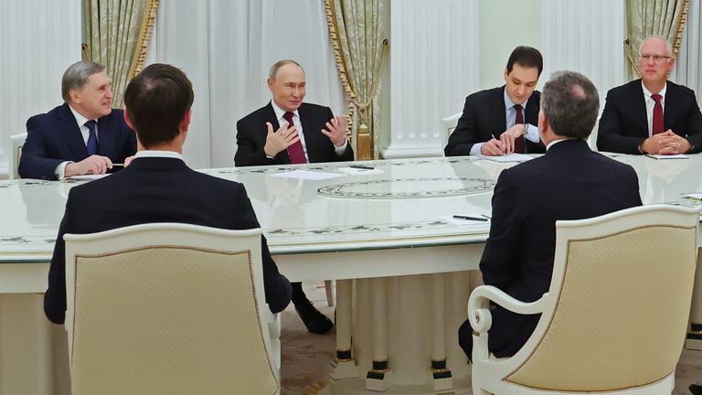 V.l.:Steve Witkoff, Jared Kushner und Wladimir Putin, aufgenommen am 06.08.2025 in Moskau