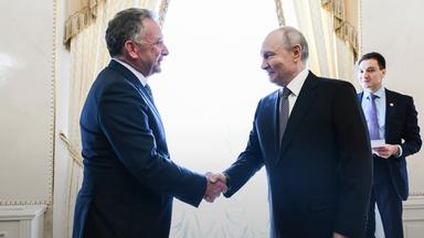 Steve Witkoff (l.) und Wladimir Putin in St. Petersburg (Russland), aufgenommen am 21.10.2026