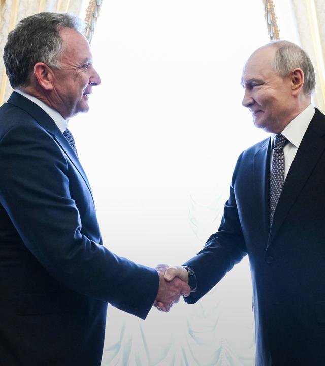 Steve Witkoff (l.) und Wladimir Putin in St. Petersburg (Russland), aufgenommen am 21.10.2026