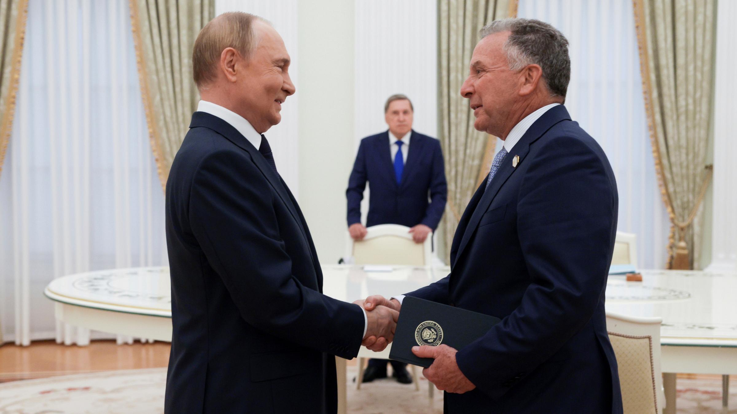 Steve Witkoff und Wladimir Putin, aufgenommen am 06.08.2025 in Moskau