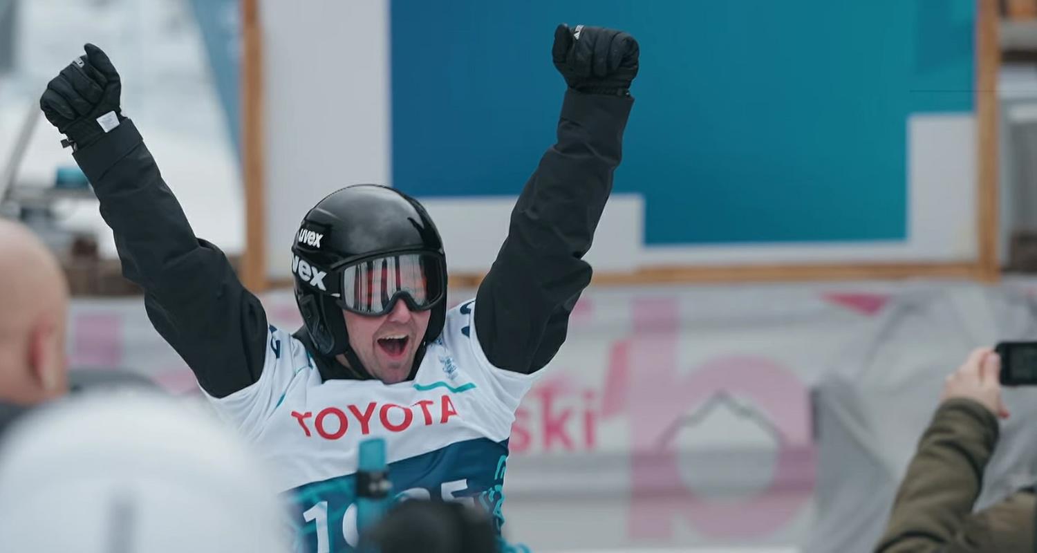 Snowboarder Steven Wilkinson jubelt über Gold bei den Special Olympics in Italien