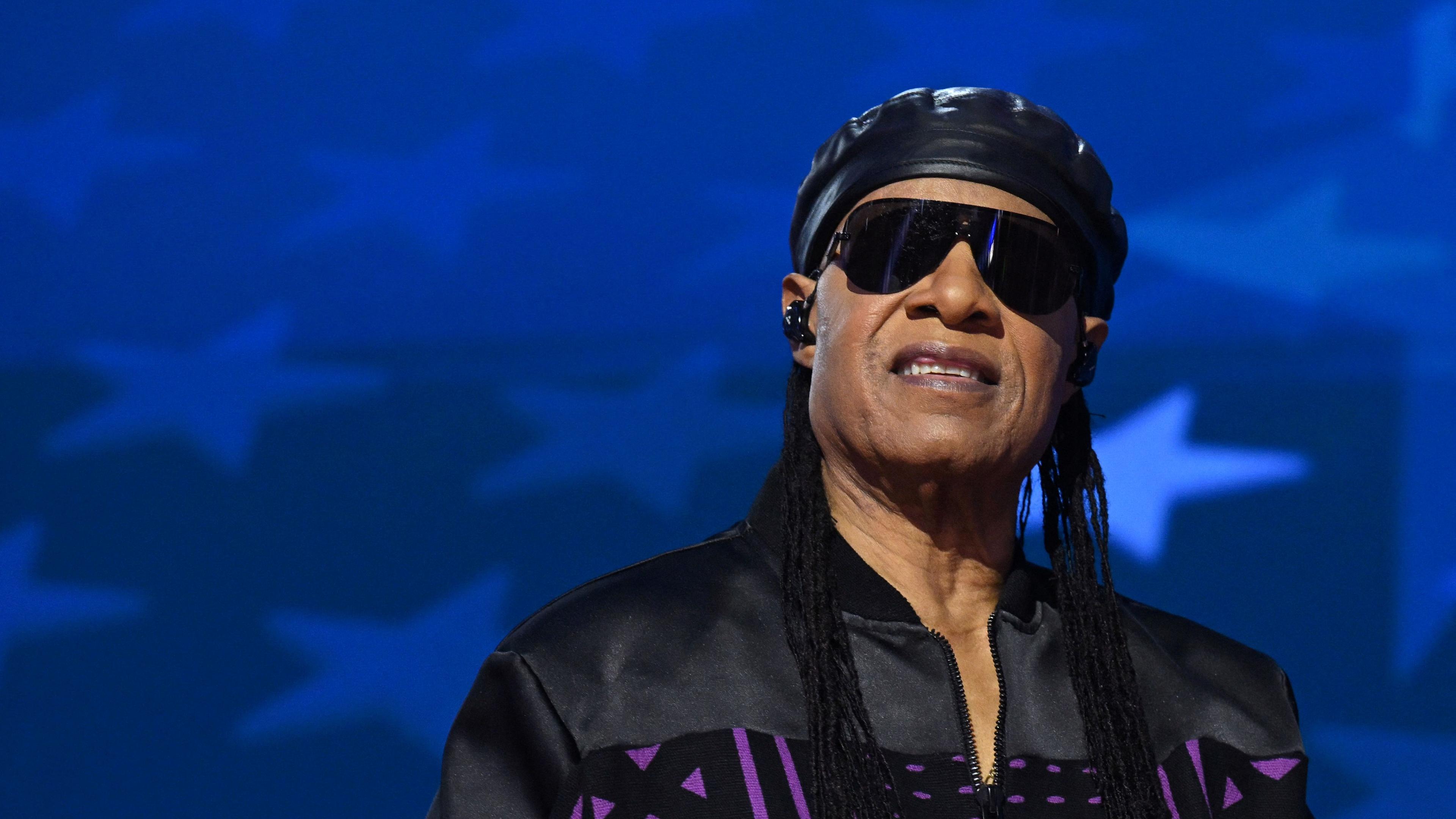 US-Musiker Stevie Wonder auf der Bühne der Democratic National Convention in Chicago am 21. August 2024.