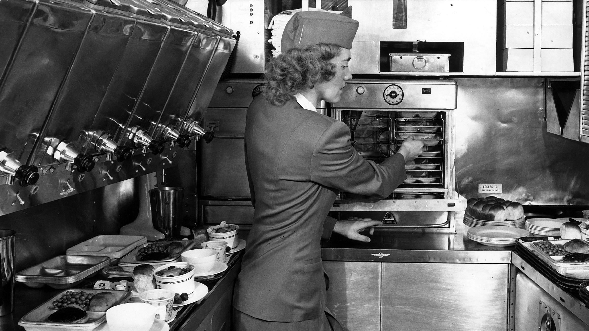 Stewardess der AWA 1954 in der Pantry