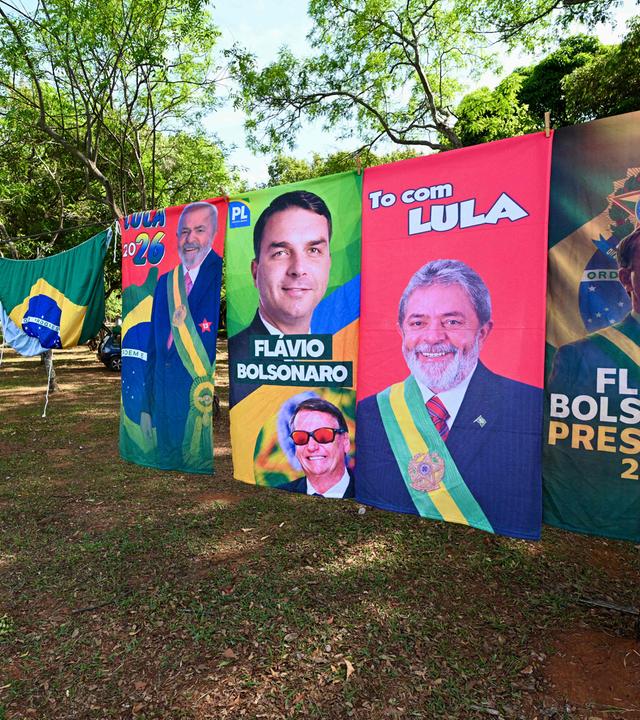 Flaggen und Wahlplakate der Kandidaten für die Stichwahl: Der amtierende Präsident Luiz Inácio Lula da Silva und sein Herausforderer Flavio Bolsonaro.