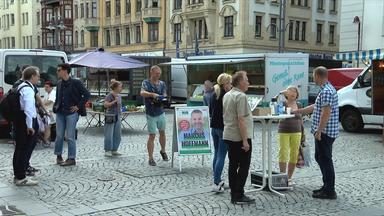 Markt mit Menschen, auf dem Wahlplakat von Marcus Hoffmann (CDU) steht