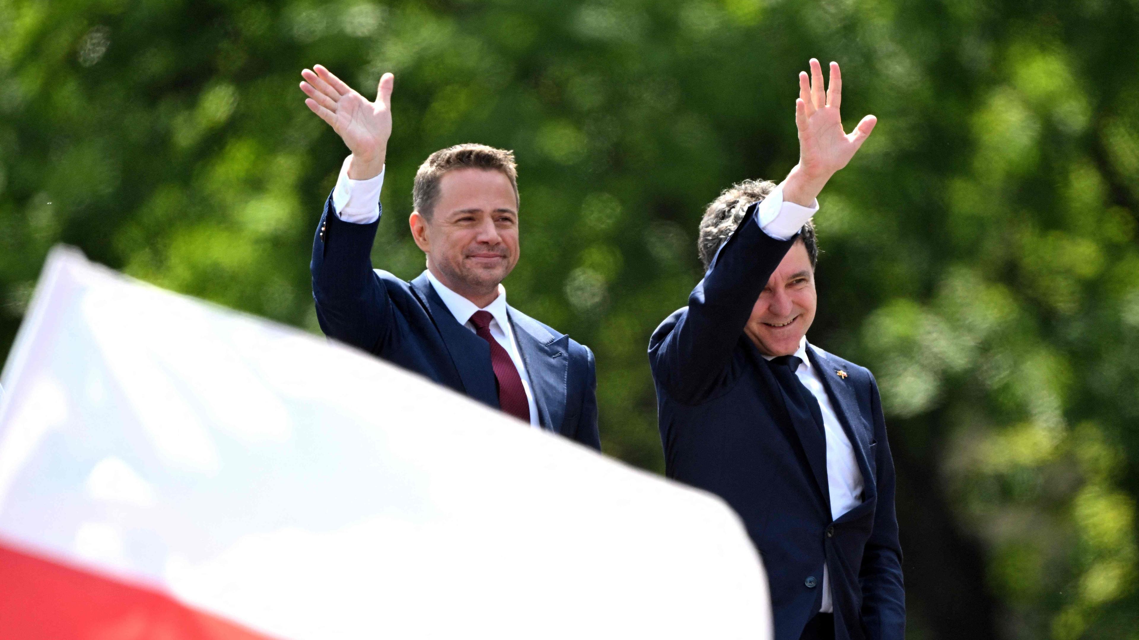 Die beiden Kandidaten zur Präsidentschaftsstichwahl in Polen. Links ist der pro-europäische Trzaskowski, rechts ist der konservative 