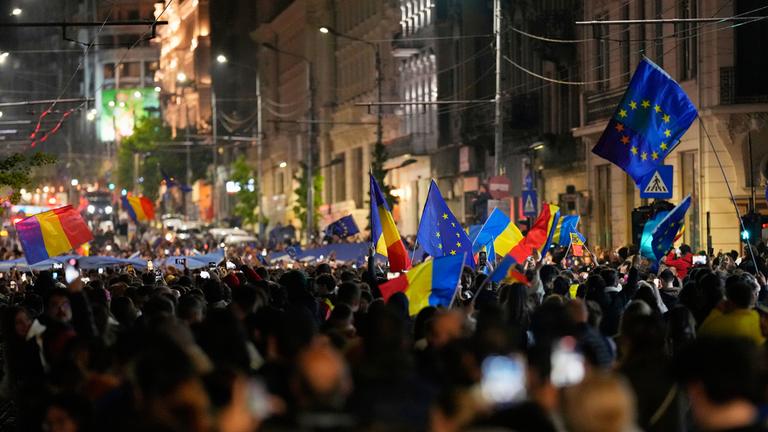 umänien, Bukarest: Anhänger des Präsidentschaftskandidaten N. Dan feiern auf der Straße nach Schließung der Wahllokale für die zweite Runde der Präsidentschaftswahlen.