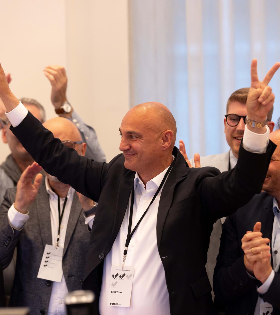 Mit knappem Vorsprung wurde der CDU-Kandidat Alexander Kalouti (M) zum Oberbürgermeister gewählt. 