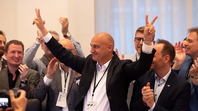 Mit knappem Vorsprung wurde der CDU-Kandidat Alexander Kalouti (M) zum Oberbürgermeister gewählt. 