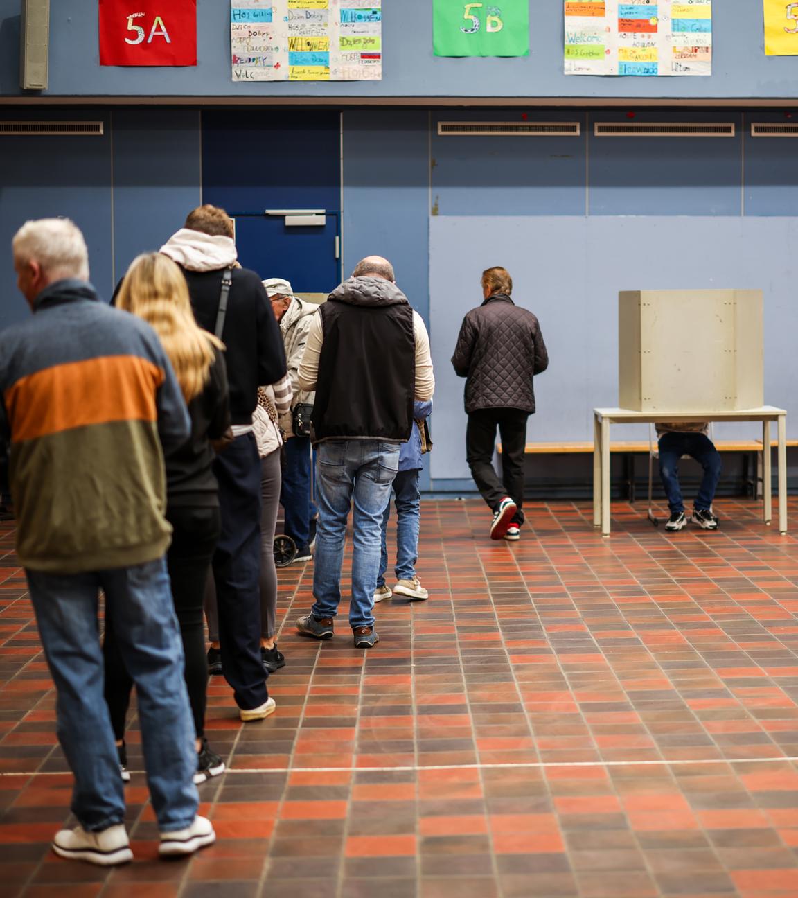 In einem Wahllokal in Duisburg-Neumühl stehen Menschen und warten auf eine freie Wahlkabine am 14.09.2025 in Duisburg, Nordrhein-Westfalen.