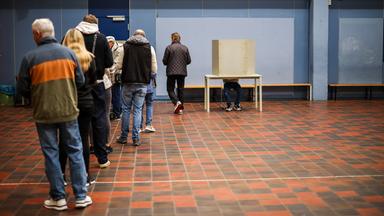 In einem Wahllokal in Duisburg-Neumühl stehen Menschen und warten auf eine freie Wahlkabine am 14.09.2025 in Duisburg, Nordrhein-Westfalen.