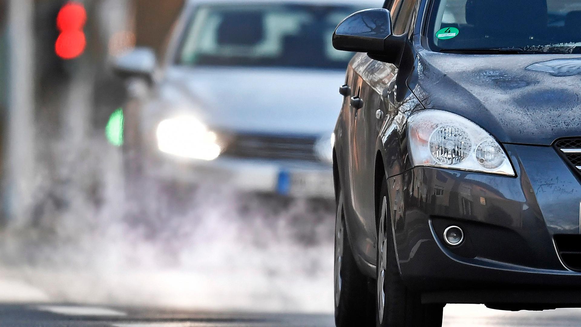 Zwei Autos mit Abgasen