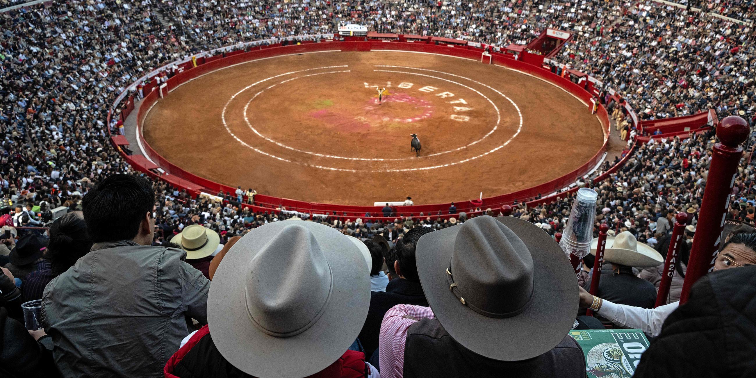 Zuschauer beobachten einen Stierkampf auf der Monumental Plaza de Toros Mexico in Mexico City.