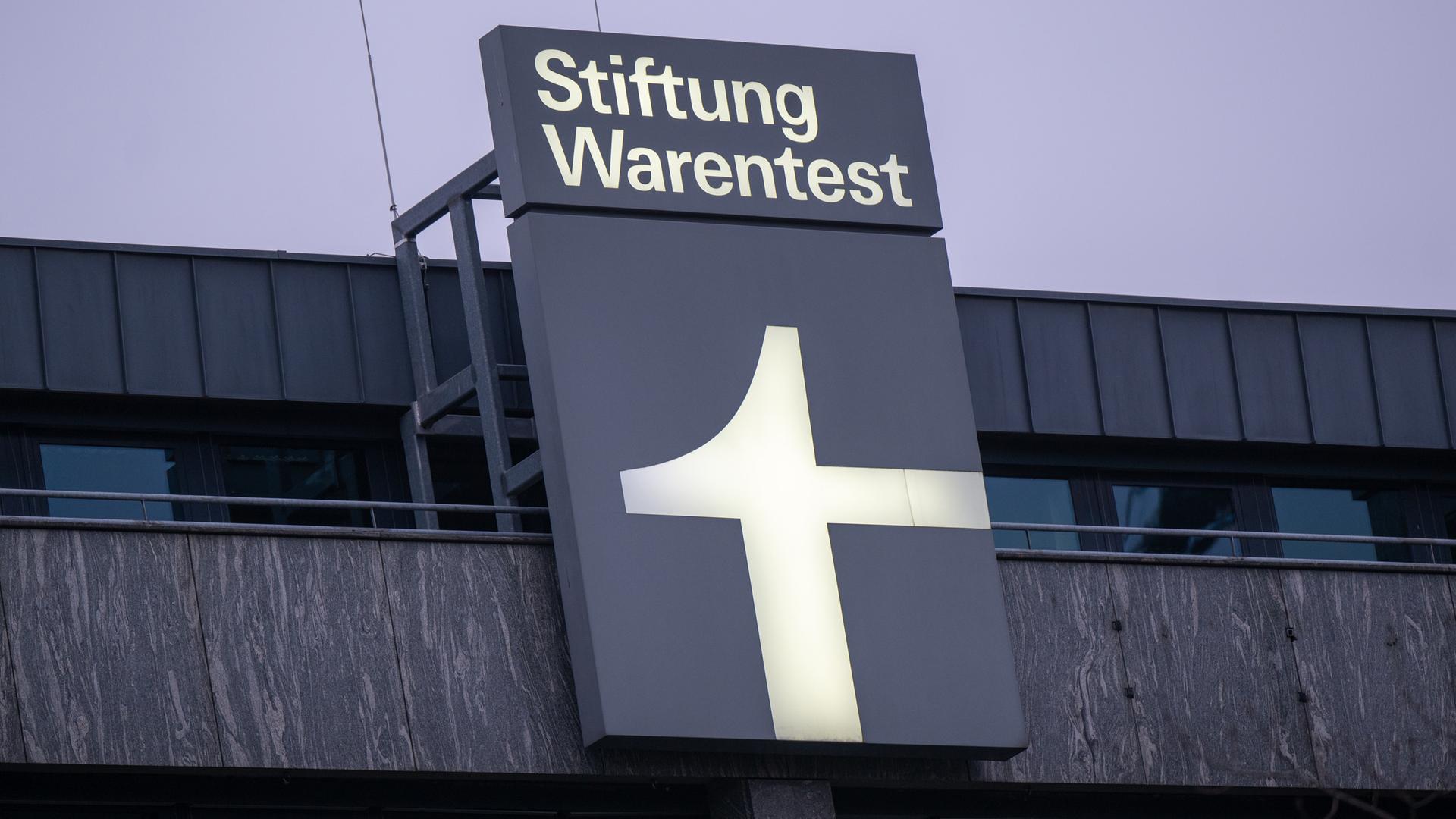  Berlin: Ein Leuchtschild mit dem Logo der Stiftung Warentest ist an einem Geschäftshaus am Lützowplatz angebracht.