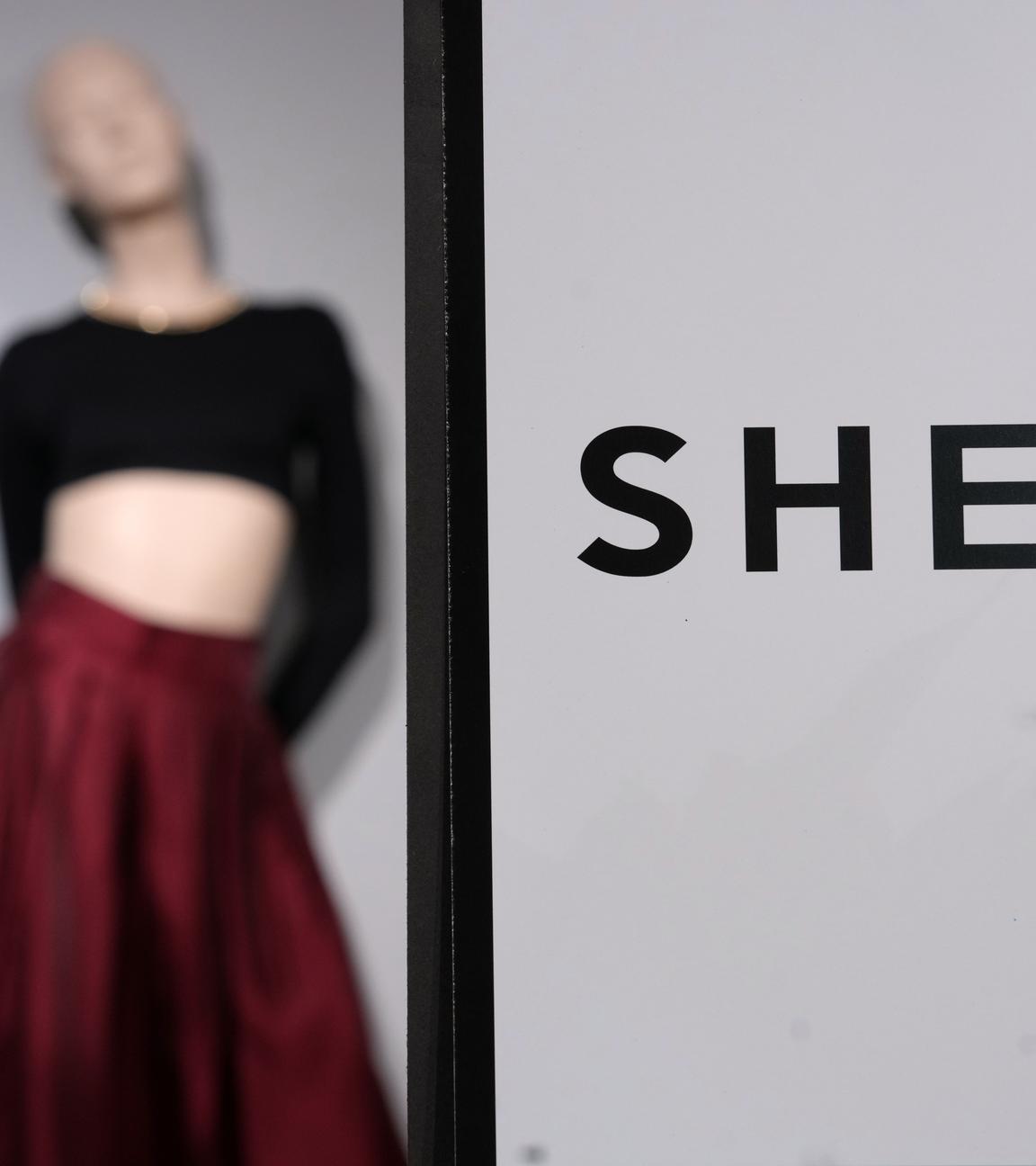 Kleidung der chinesischen Billigmarke Shein hängt im Kaufhaus BHV (Bazar de l'Hotel de Ville) vor der Eröffnung des weltweit ersten stationären Geschäfts.