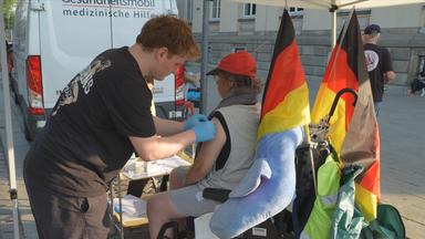 Ein Mensch wird von einem freiwilligen geimpft.