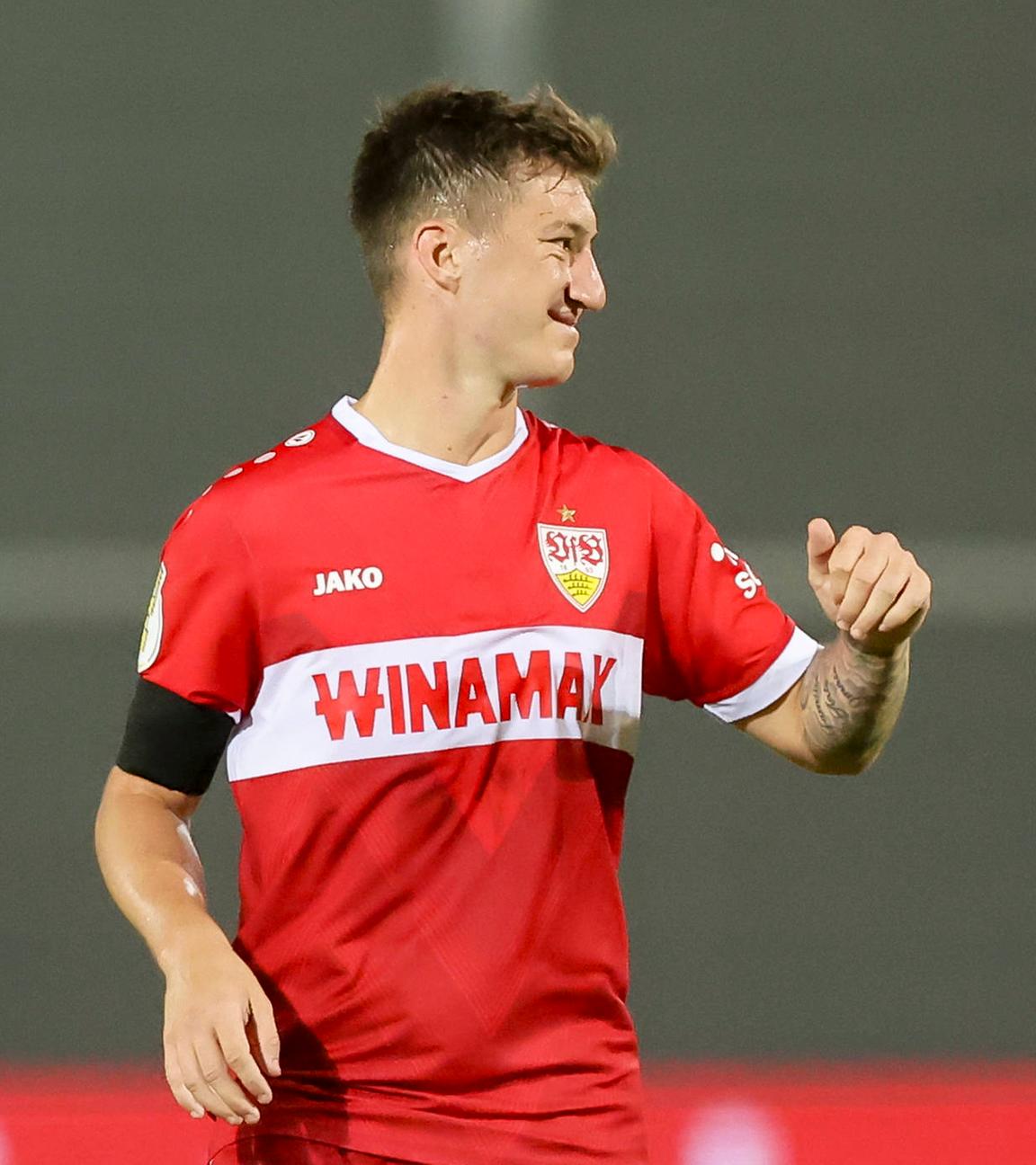 Angelo Stiller (VfB Stuttgart) gestikuliert im DFB-Pokal-Spiel des VfB Stuttgart beim SC Preußen Münster am 27. August 2024