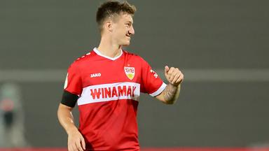 Angelo Stiller (VfB Stuttgart) gestikuliert im DFB-Pokal-Spiel des VfB Stuttgart beim SC Preußen Münster am 27. August 2024