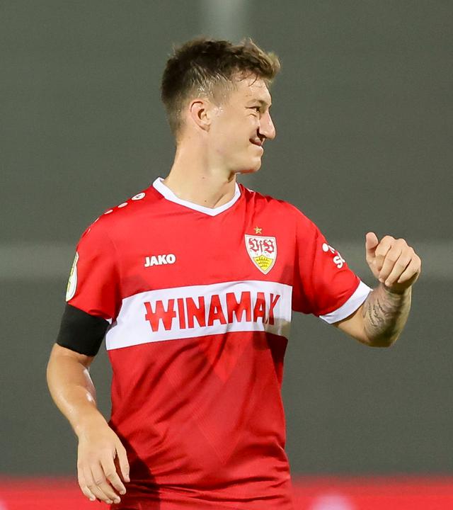 Angelo Stiller (VfB Stuttgart) gestikuliert im DFB-Pokal-Spiel des VfB Stuttgart beim SC Preußen Münster am 27. August 2024