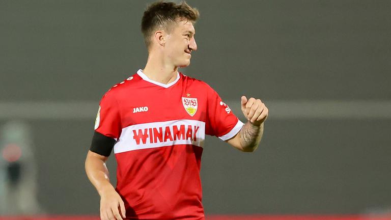 Angelo Stiller (VfB Stuttgart) gestikuliert im DFB-Pokal-Spiel des VfB Stuttgart beim SC Preußen Münster am 27. August 2024