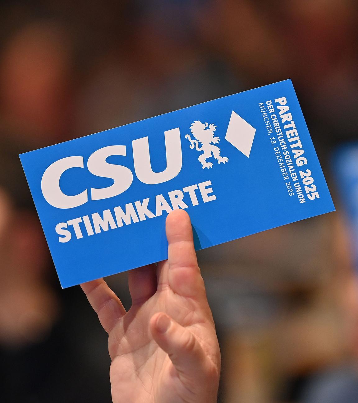 Eine Hand hält eine Stimmkarte während des Parteitags der Christlich-Sozialen Union (CSU) am 12.12.2025 in München, hoch. 