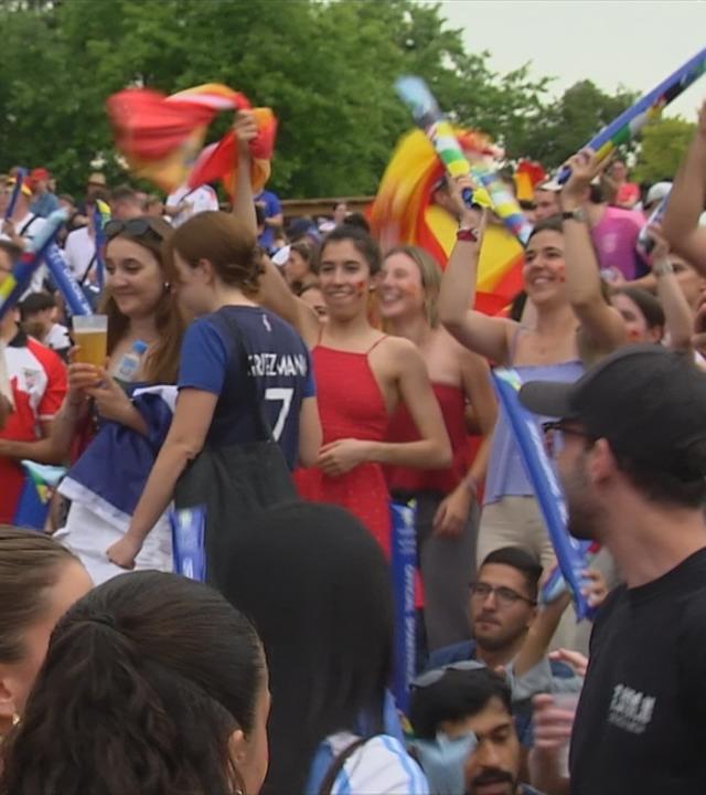 Fans feiern in den Fanzonen