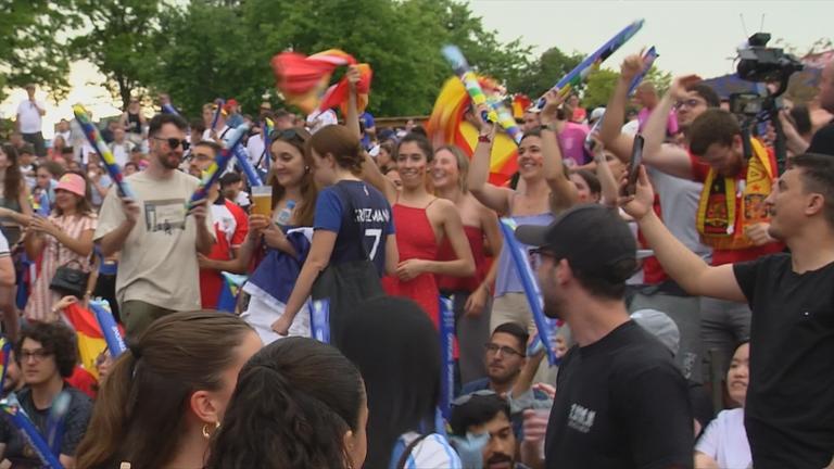 Fans feiern in den Fanzonen