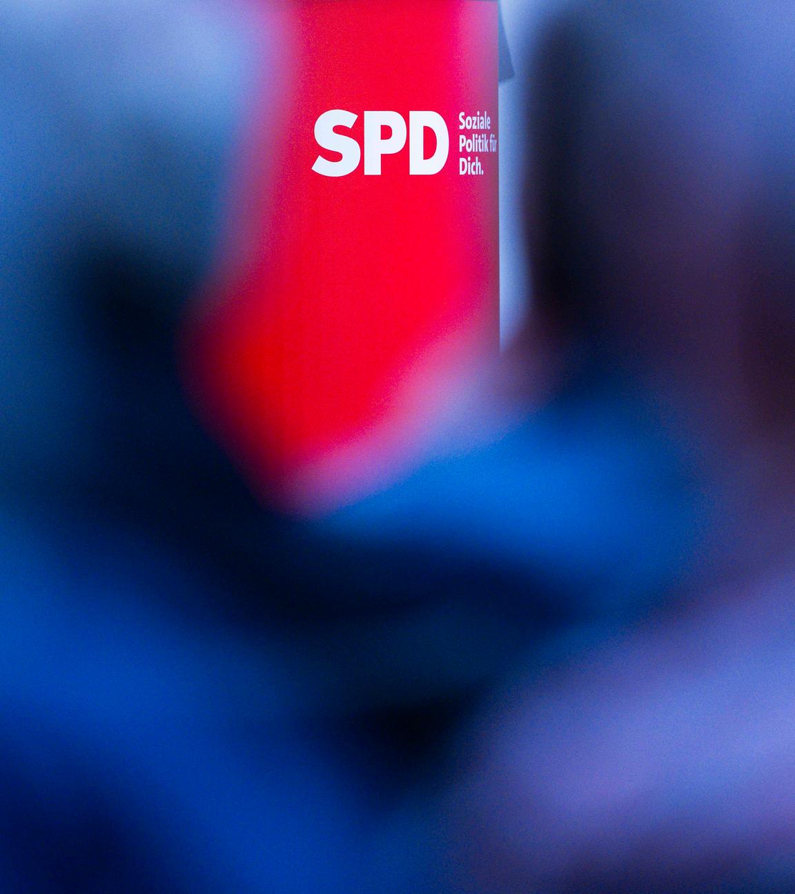Plakatwand der SPD mit dem Text "Wir handeln für Deutschland. Wir verhandeln für Dich." am 14.04.2025 bei der Dialogkonferenz der SPD-Parteispitze in Hannover.