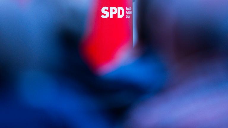 Plakatwand der SPD mit dem Text "Wir handeln für Deutschland. Wir verhandeln für Dich." am 14.04.2025 bei der Dialogkonferenz der SPD-Parteispitze in Hannover.