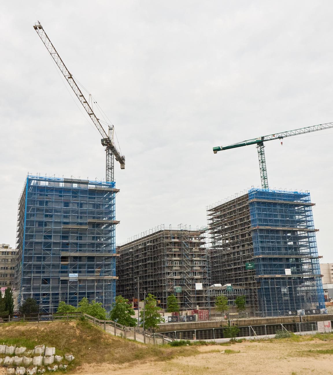 04.06.2025, Hamburg: Blick auf eine Baustelle in der Hafencity bei den Elbbrücken