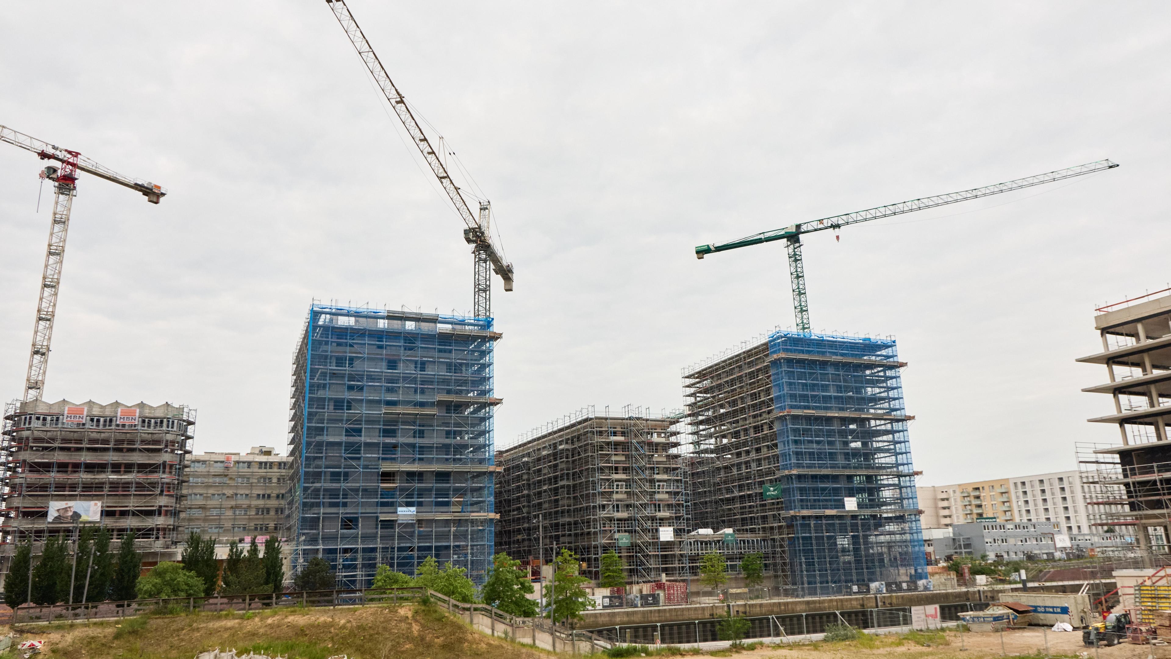 04.06.2025, Hamburg: Blick auf eine Baustelle in der Hafencity bei den Elbbrücken