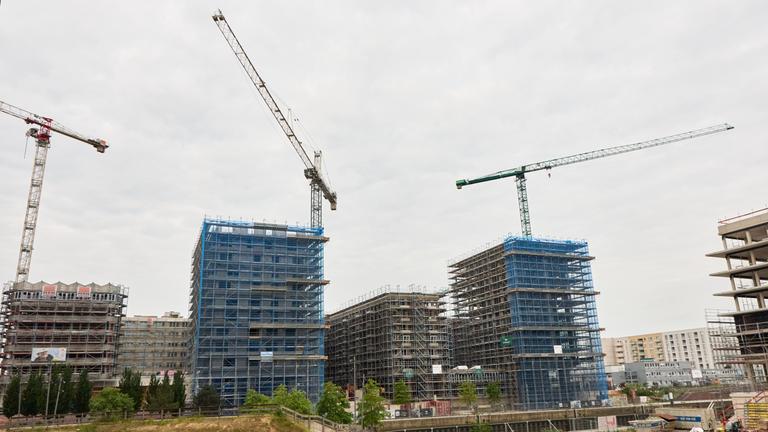 04.06.2025, Hamburg: Blick auf eine Baustelle in der Hafencity bei den Elbbrücken