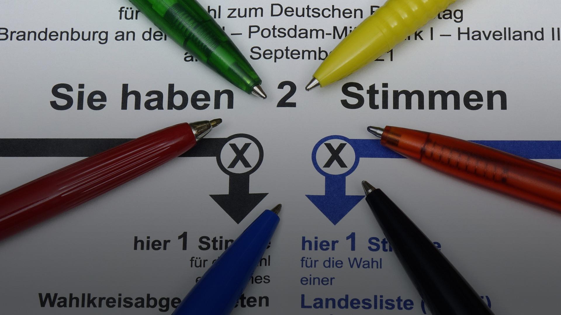 Stimmzettel zur Bundestagswahl und Kugelschreiber