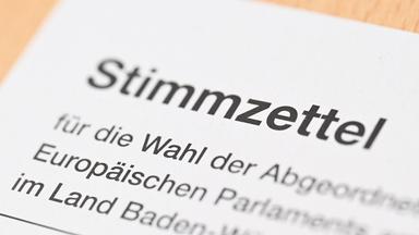 Ein Stimmzettel für die Wahl zum Europaparlament liegt auf einem Tisch