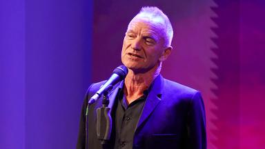 Sänger Sting performt einen Song.
