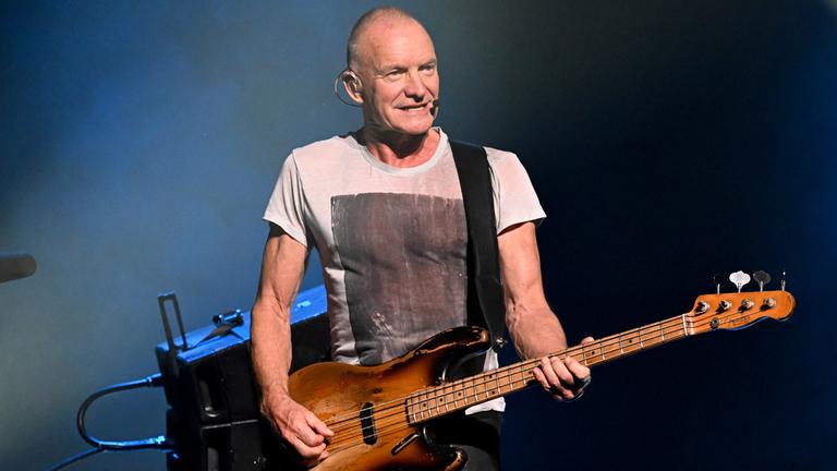 Sting ist gesundheitlich angeschlagen und hat auf Anraten seiner Ärzte mehrere Konzerte abgesagt. Auf Instagram bat der 74-Jährige seine Fans um Geduld und Verständnis. (12.11.2025)