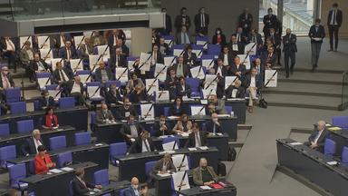 Abgeordnete der AfD mit einer Protestaktion bei einer Bundestagsabstimmung