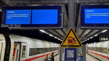 Anzeigetafeln am Bremer Hauptbahnhof zeigen die Meldung „Großstörung: Der Zugverkehr wurde aufgrund einer technischen Störung eingestellt“