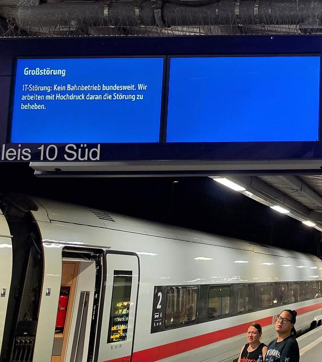 Anzeigetafeln am Bremer Hauptbahnhof zeigen die Meldung „Großstörung: Der Zugverkehr wurde aufgrund einer technischen Störung eingestellt“