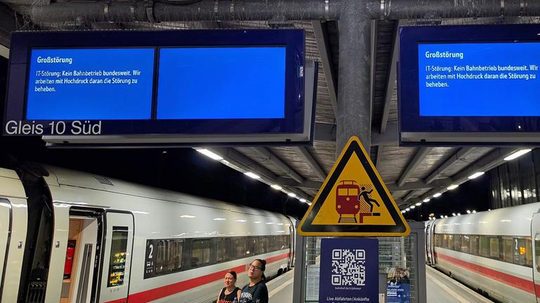Anzeigetafeln am Bremer Hauptbahnhof zeigen die Meldung „Großstörung: Der Zugverkehr wurde aufgrund einer technischen Störung eingestellt“